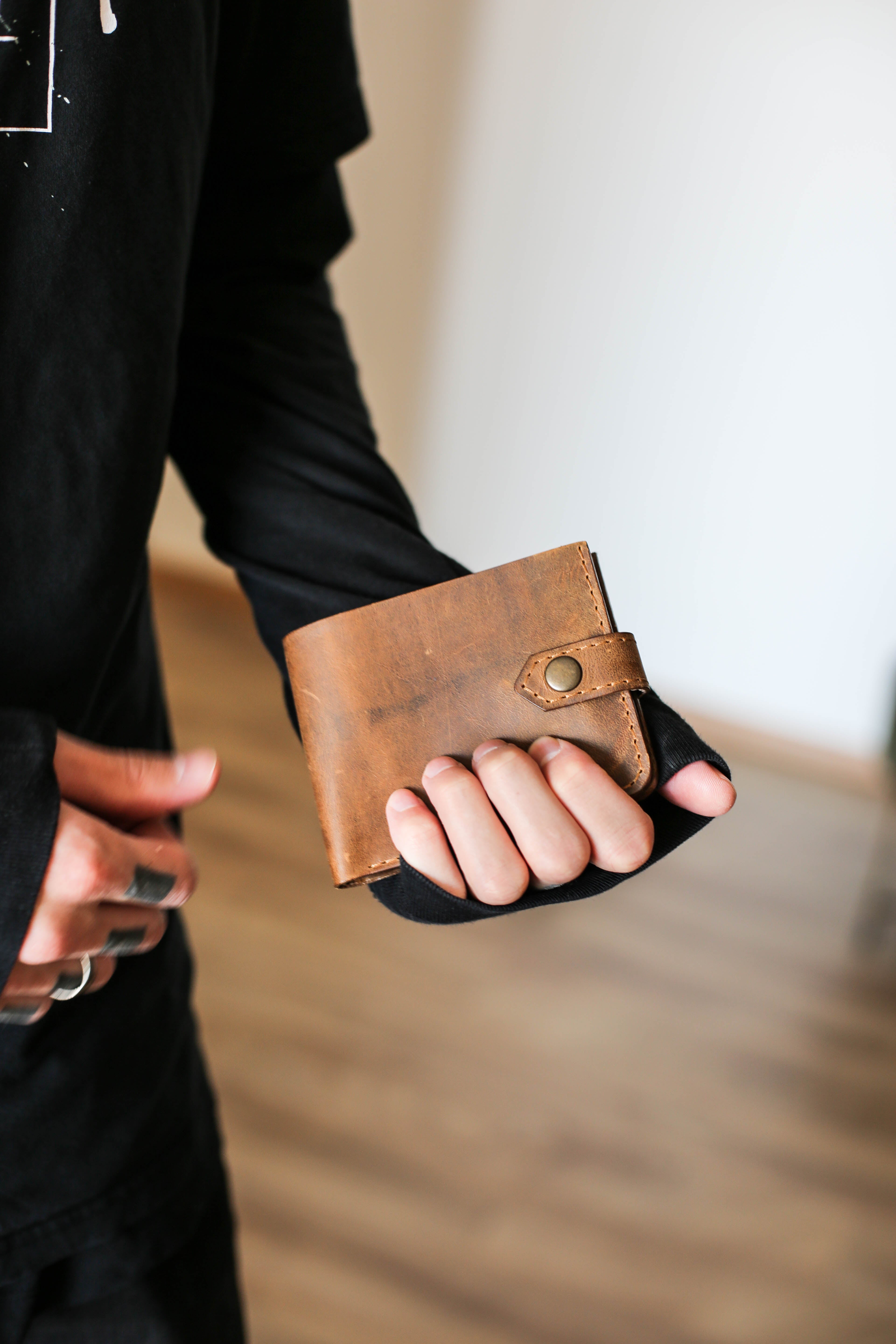 Unisex Bifold leather Wallet with Front Closure