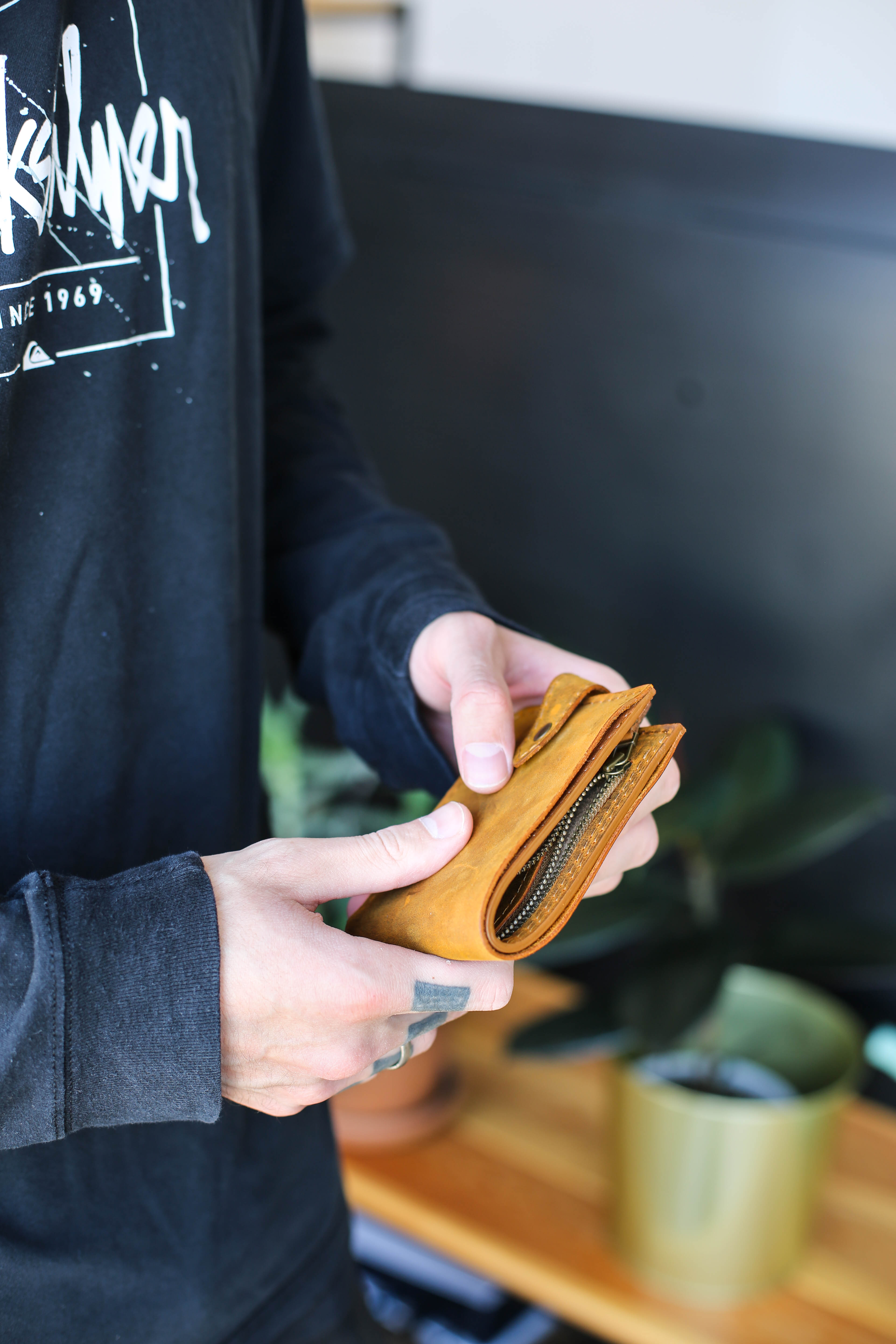 Unisex Bifold leather Wallet with Front Closure