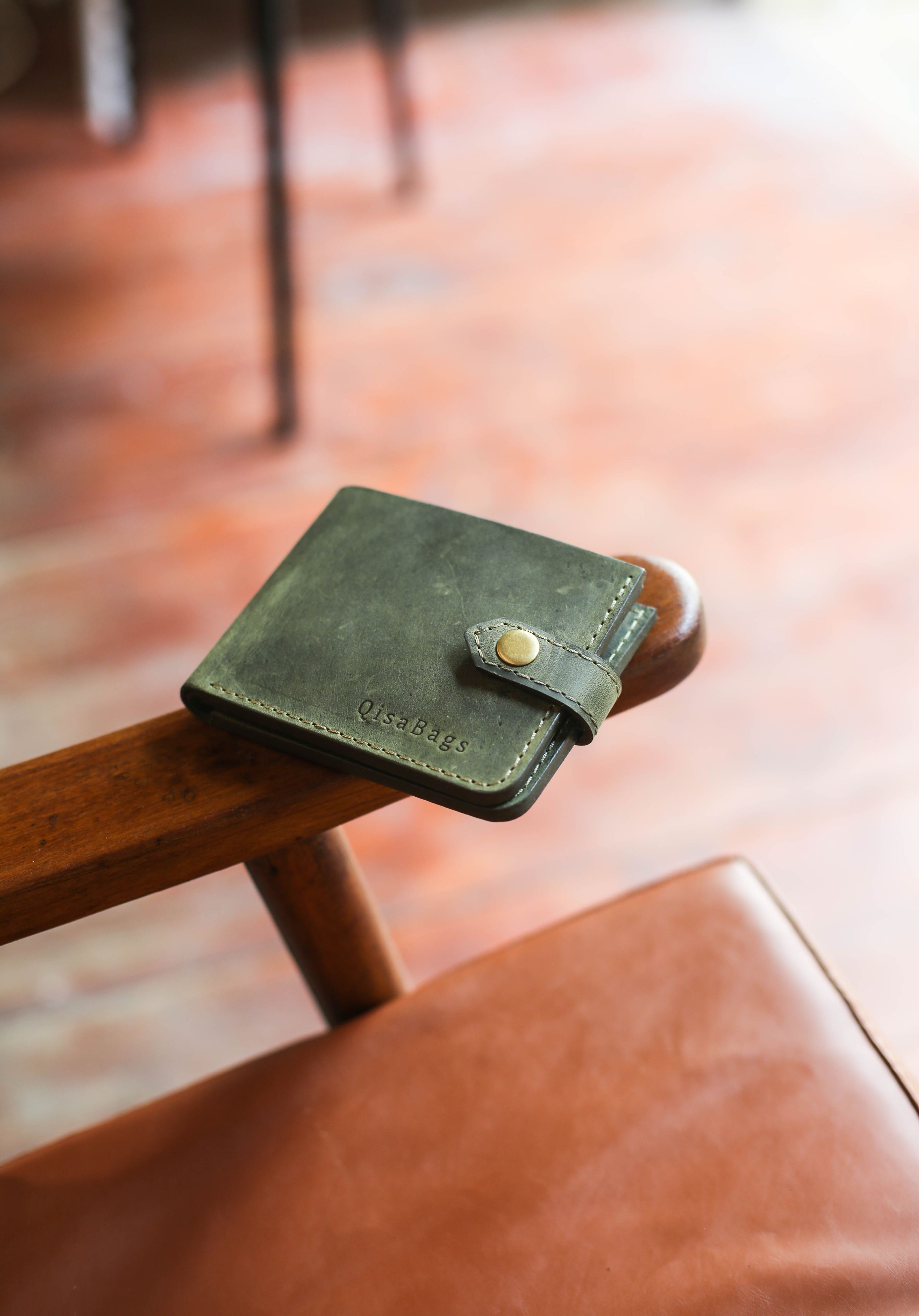 Unisex Bifold leather Wallet with Front Closure