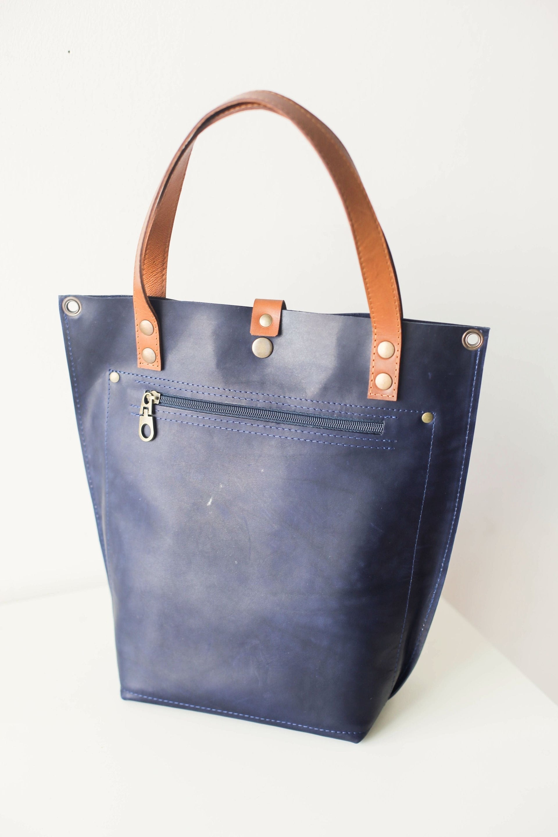 Leather tote with zipper
