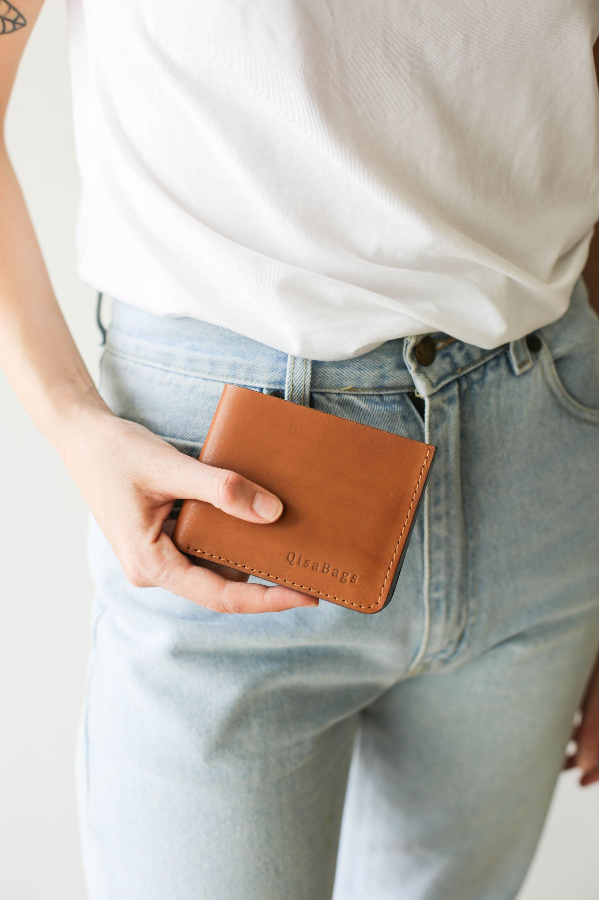 Minimalist brown leather wallet 