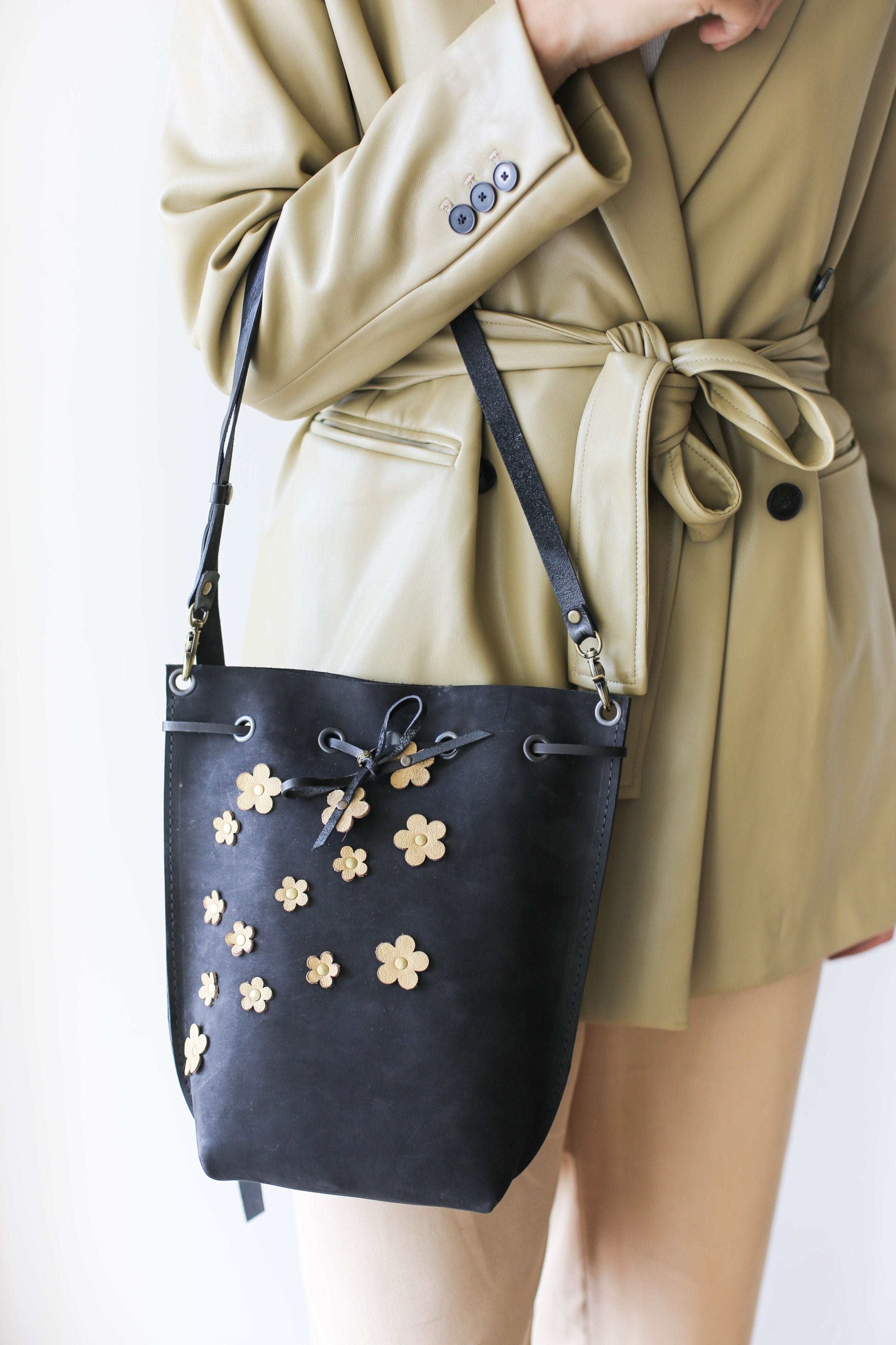 Designer Full Grained Leather Bucket Bag With Gold Plated Stainless Steel  Hardware And Suede Leather Lining Numero Huit Crossbody Tote Tan Handbag  And Purse From Mmstars, $49.81 | DHgate.Com