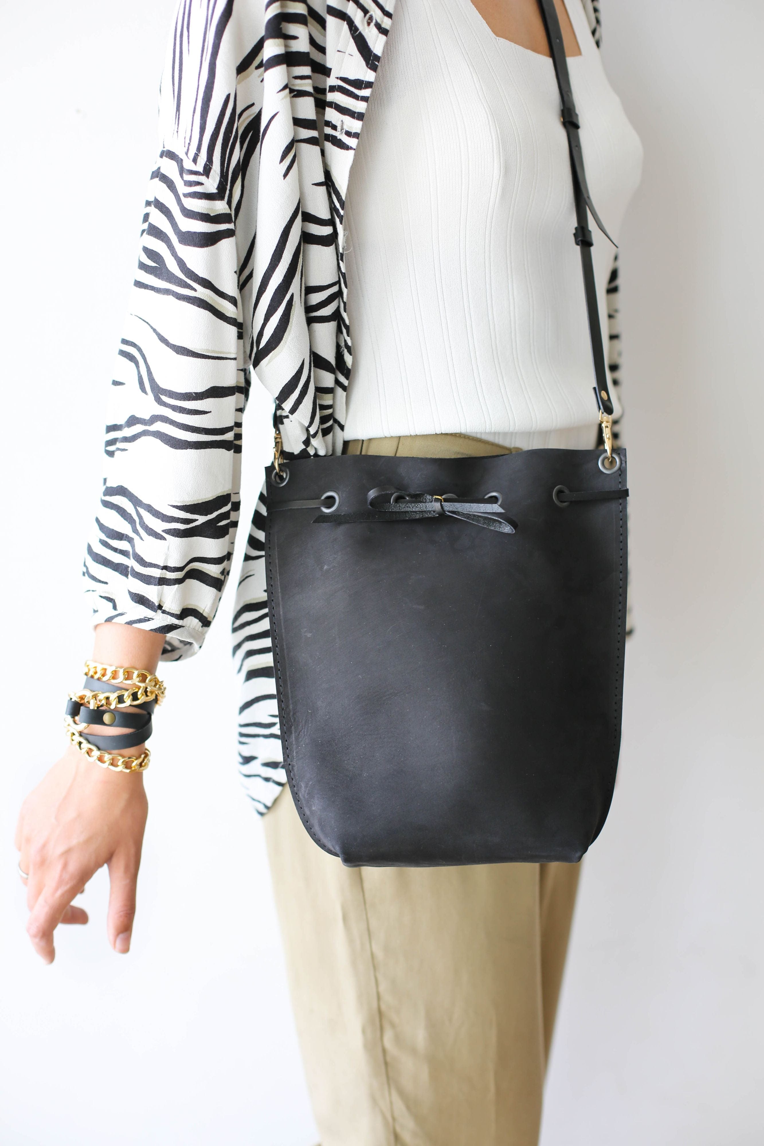 Cross body bucket bag